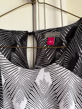 Vince Camuto Black & White Abstract Geometric Sleeveless Top